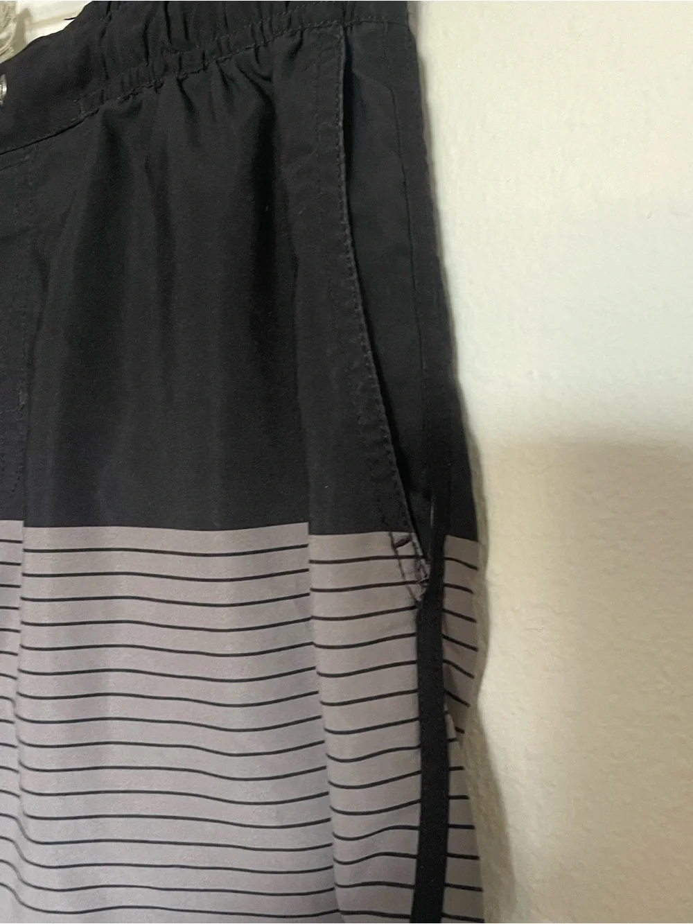 Vuori Black and Gray Striped Men’s Board Shorts Size Small